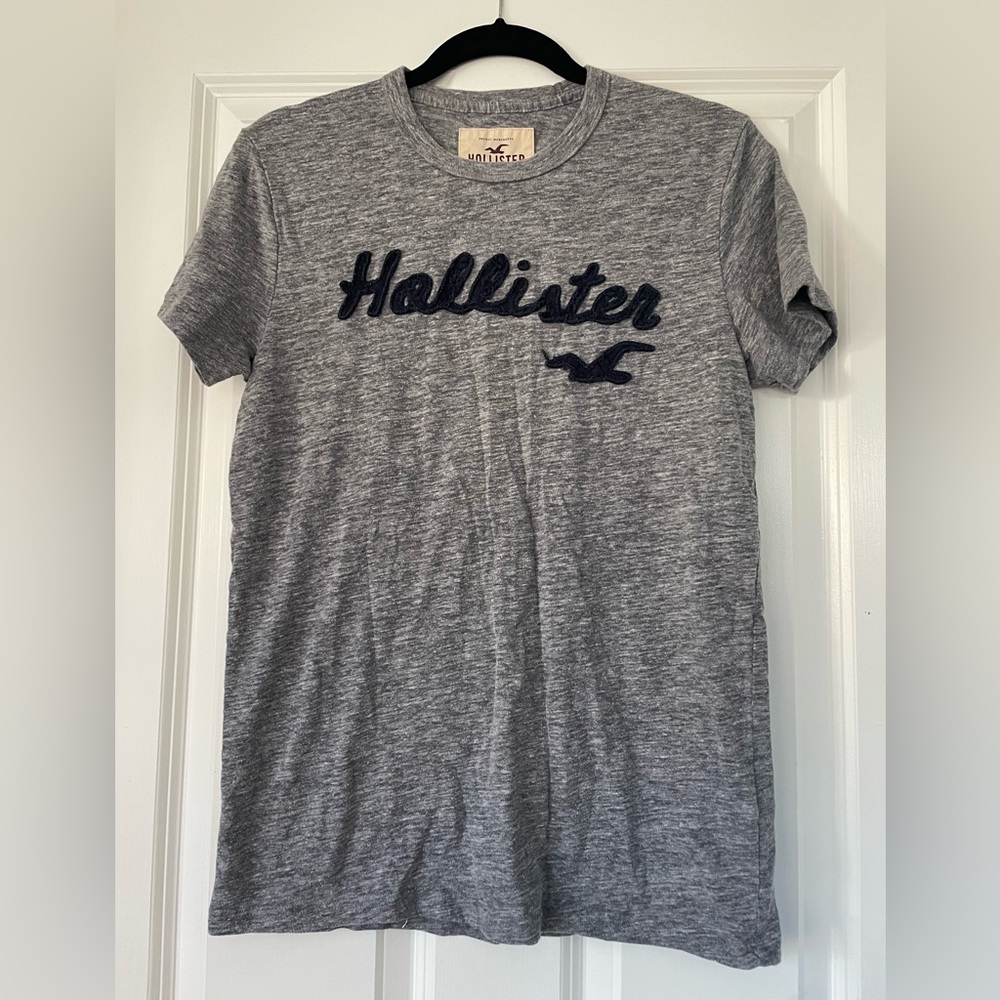 Hollister Heather Gray Tee with black Logo